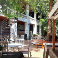 Photo de la terrasse du café l'Oasis Café, Tuléar, Madagascar