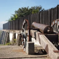 Canon, murs du Rova, Antananarivo