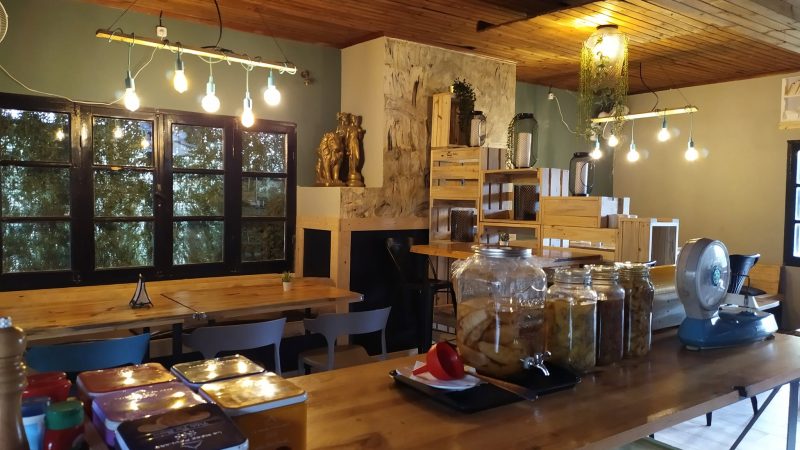 photo de l'intérieur du Tamotamo café, Antananarivo, Madagascar